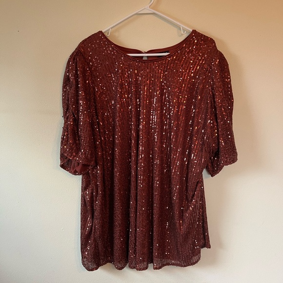 NWT Torrid Burgundy Red Sequin Covered Short Sleeve Keyhole Back Blouse Sz 4 - Picture 3 of 6